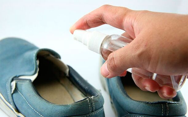 Während der Behandlung des Pilzes müssen die Schuhe mit einer speziellen Lösung behandelt werden. 