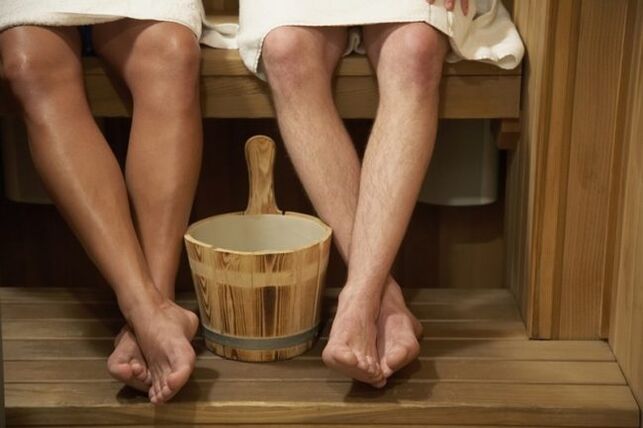 In einem Badehaus kann man sich leicht Zehennagelpilz einfangen