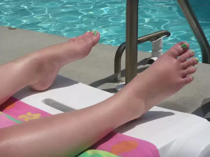 Füße ohne Pilz am Pool